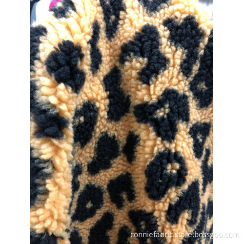100% polyester sherpa jacquard med leopardmönster